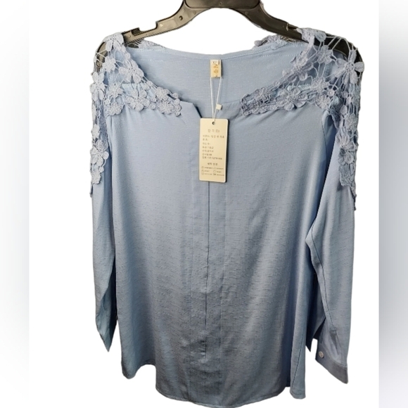 Lt. Blue NWT XL Top crochet lace at neck no fabic label - Picture 3 of 9